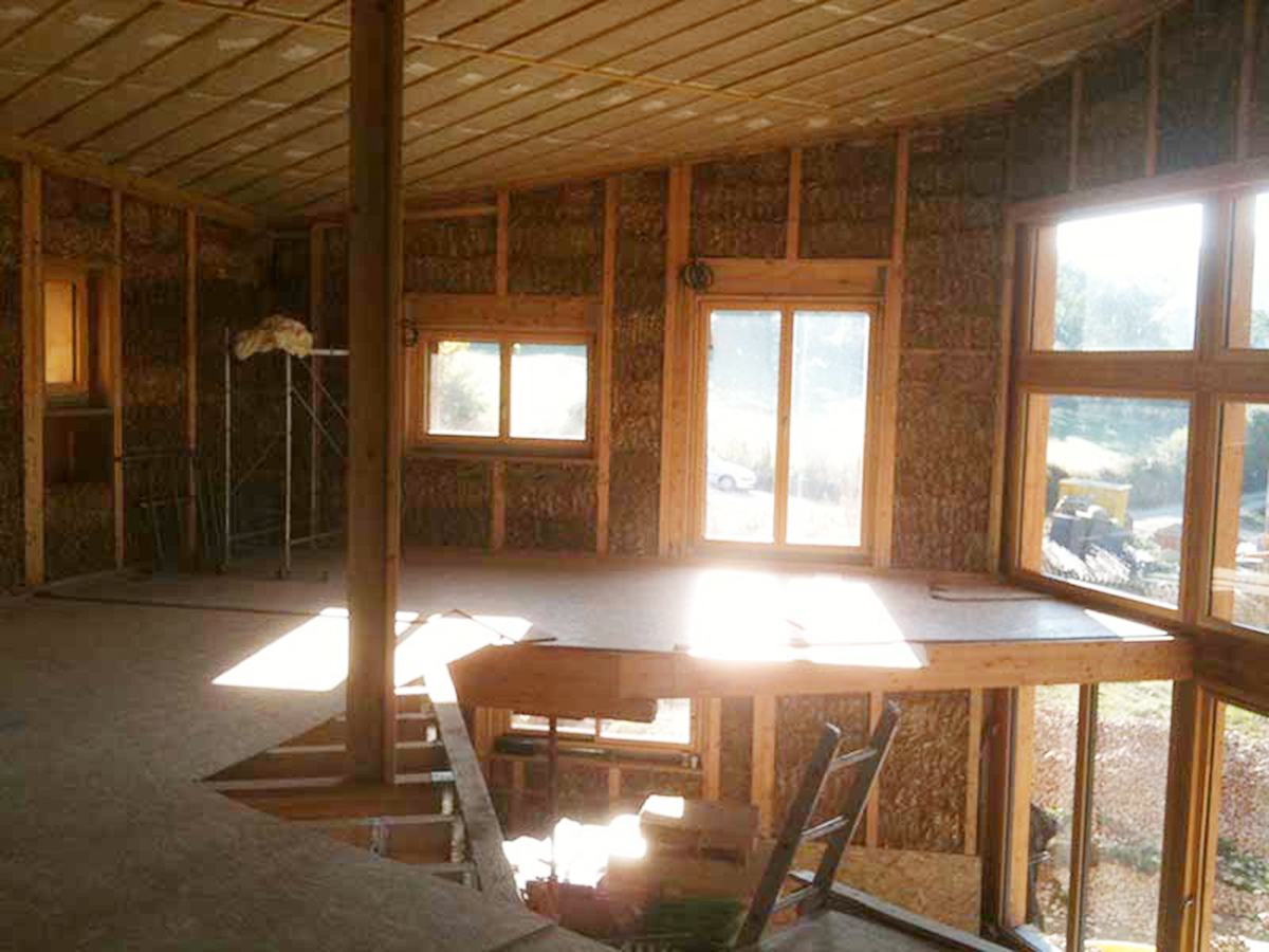 Paille et bois pour une maison robuste : chantier d’une construction saine et éco-performante