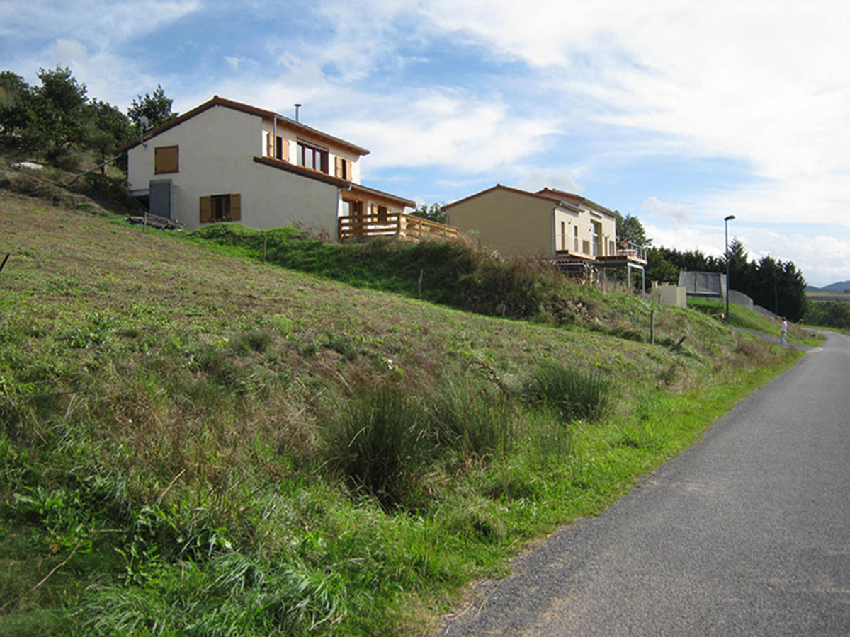 Façade extérieure complète de la maison écologique à Mazeyrat d&#039;Allier