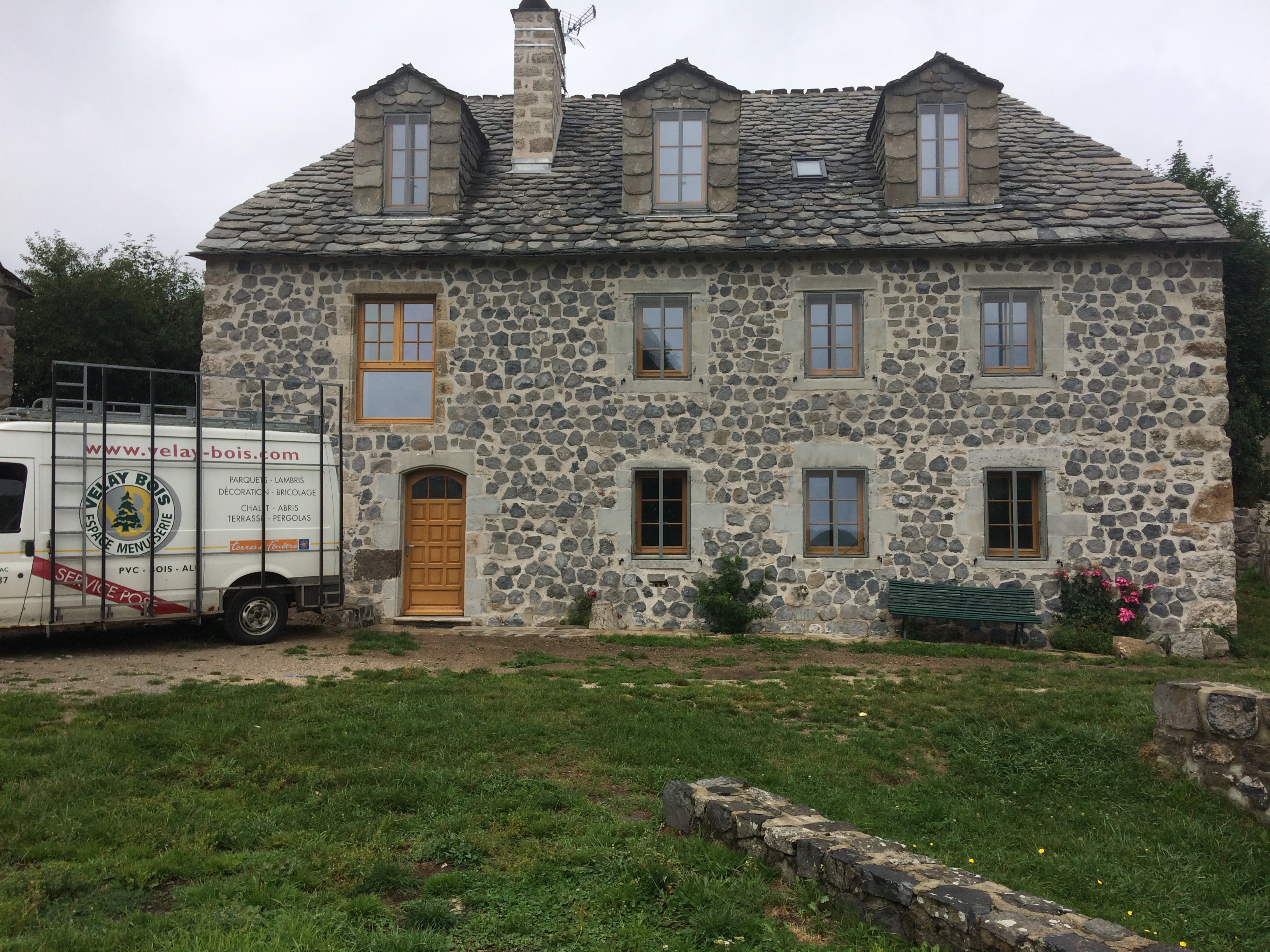 Rénovation d&#039;une maison en pierre et lauze à Sainte Eulalie