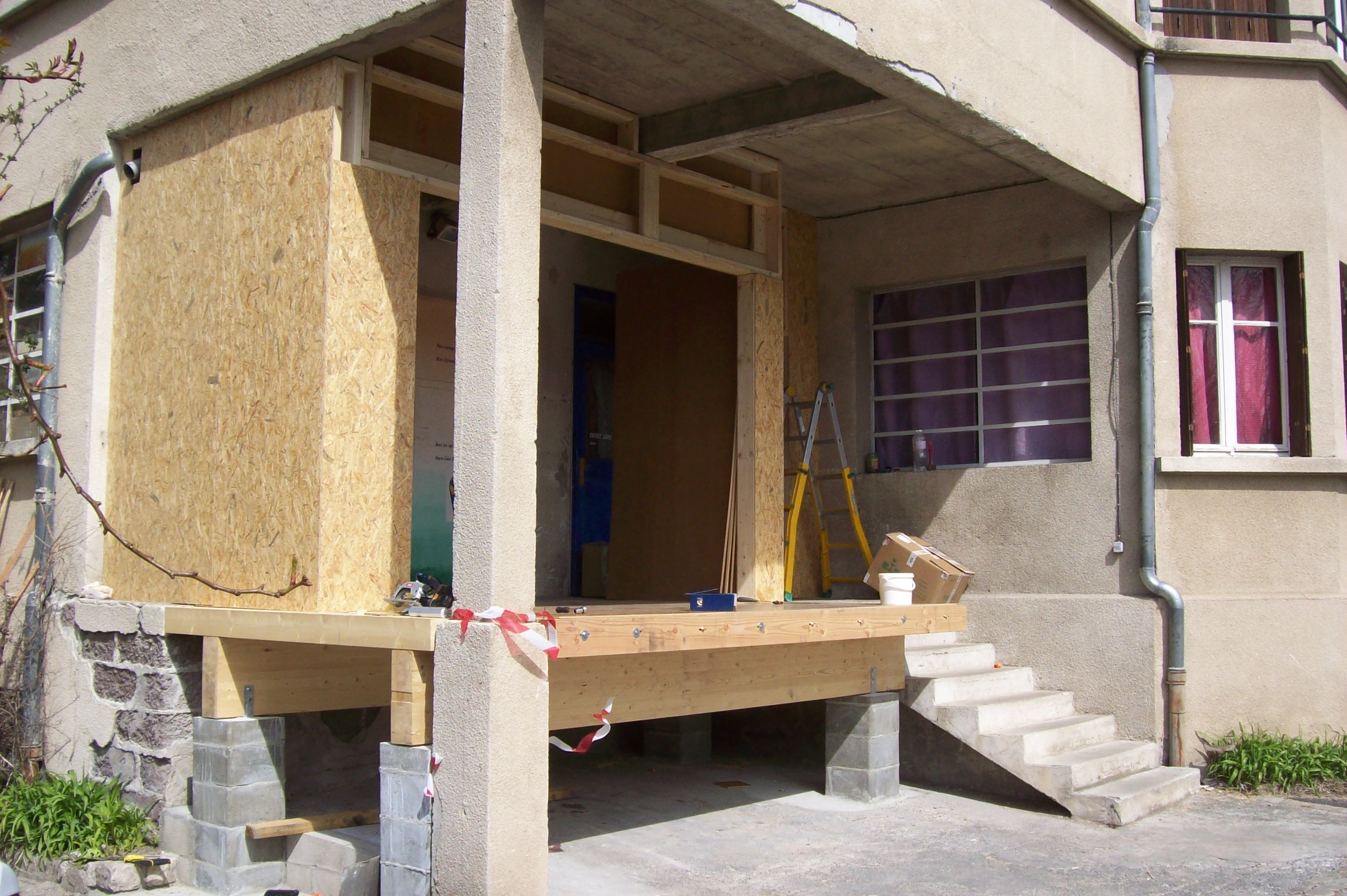 Construction en cours : panneaux bois et plancher massif