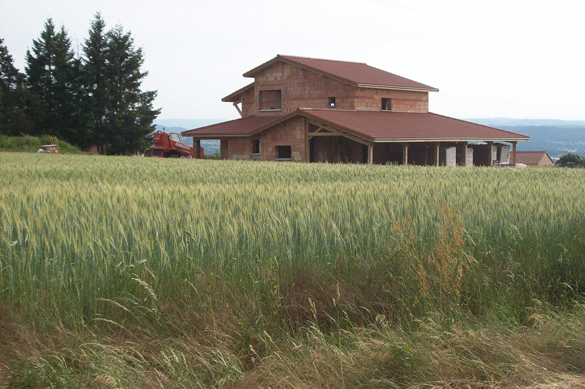 Maison terminée avec murs monomur et toiture en tuiles