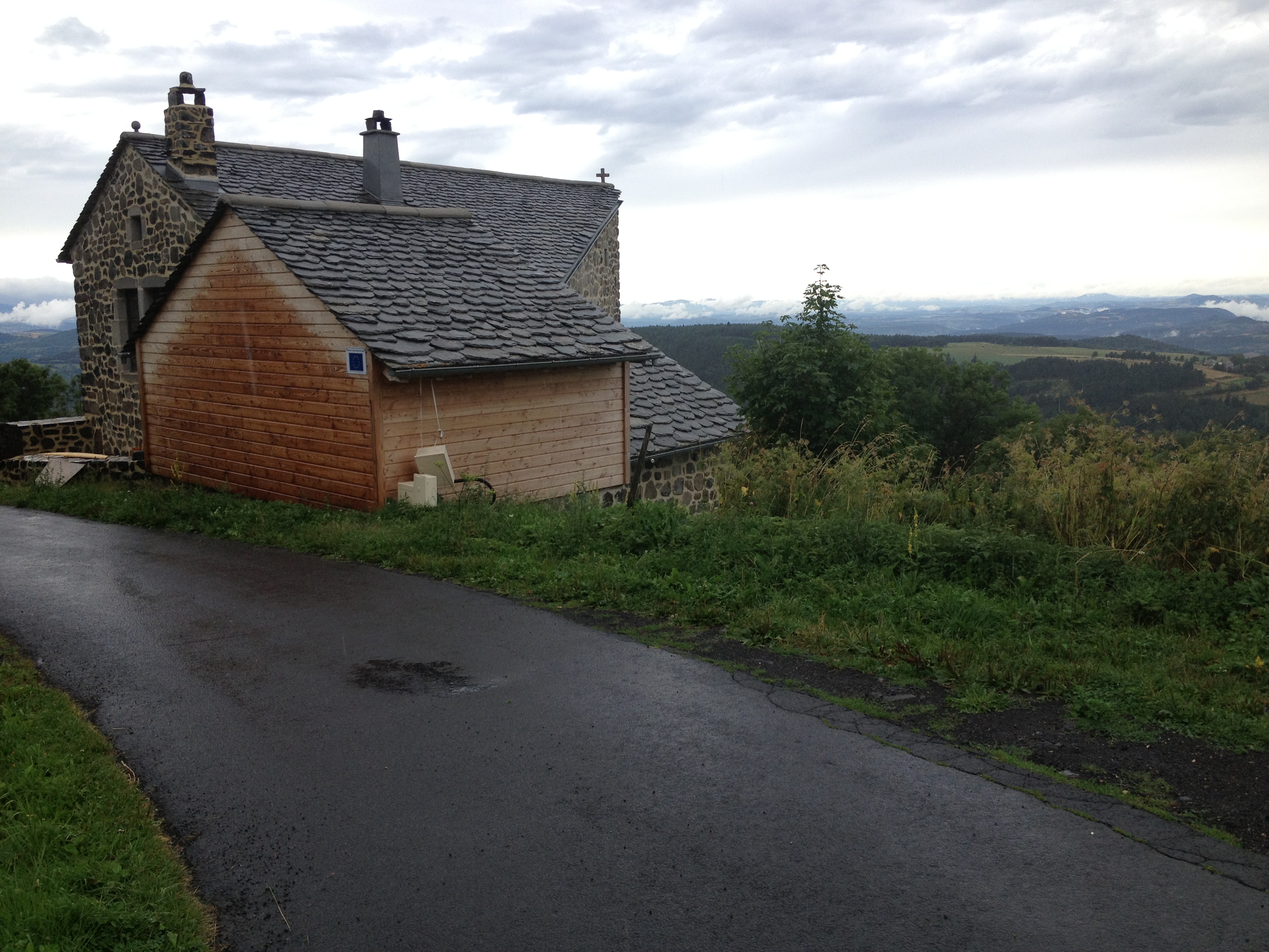 Maison en pierre et lauze à Saint-Front : harmonie avec le paysage