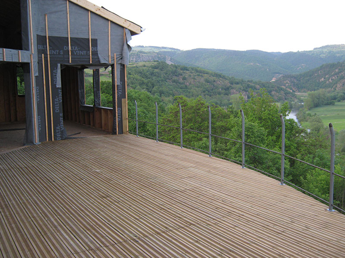 Terrasse extérieure en bois avec vue sur la nature