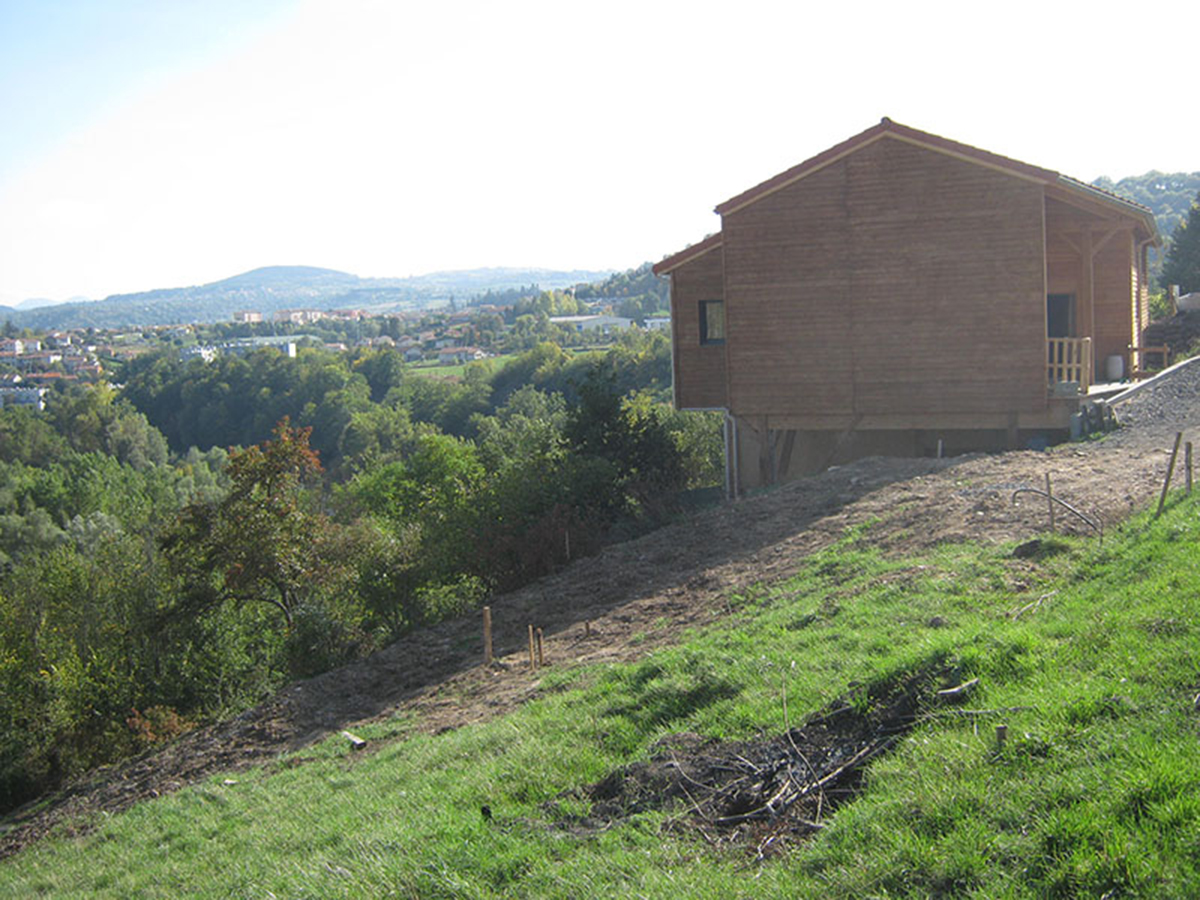 Maison en ossature bois sur pilotis en Lozère : vue extérieure