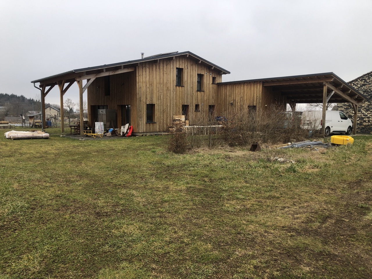 Vue d&#039;ensemble : la maison, la remise et l&#039;abri voitures