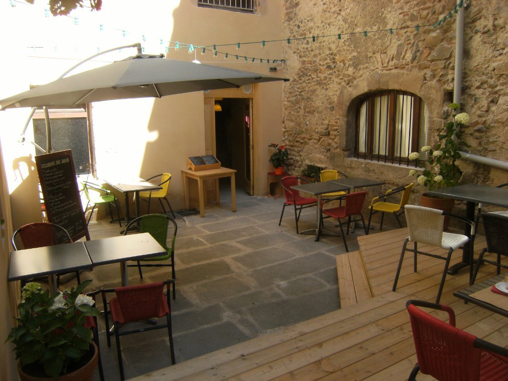 Un restaurant rénové à Brioude : lumière et espace redéfinis grâce à une extension soignée