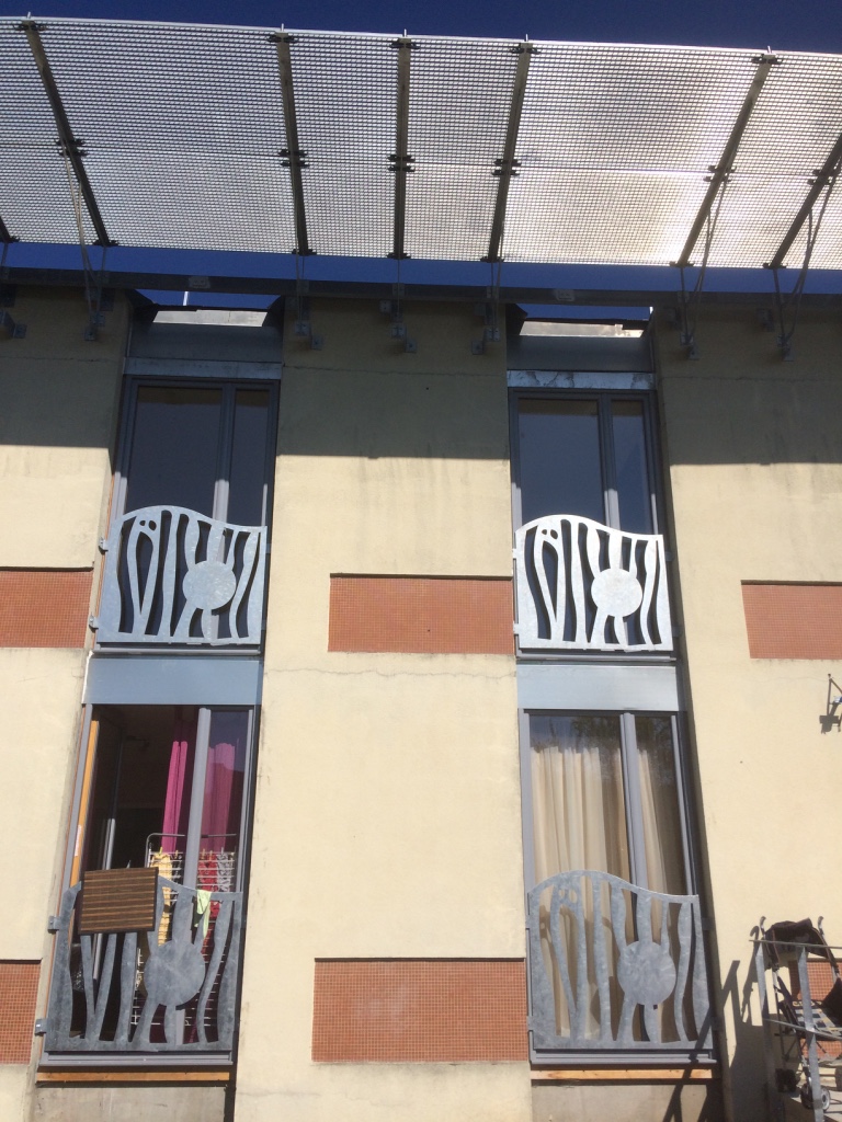Vue sur la façade de l&#039;immeuble rénové