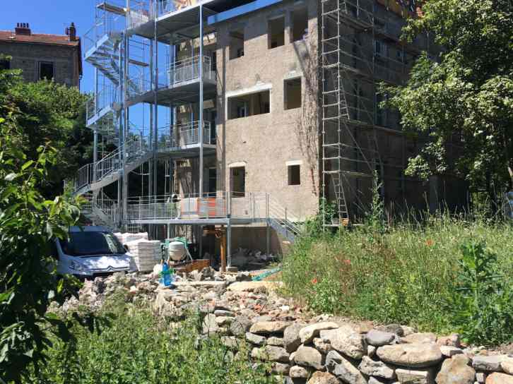 Façade Est avec le nouvel escalier métallique et la terrasse privée