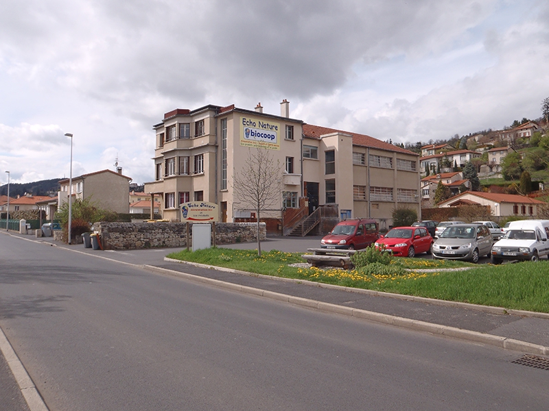 Rénovation et extension d&#039;un magasin à Aiguilhe