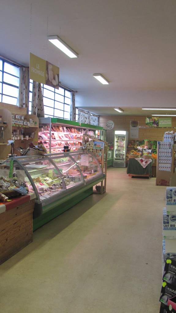 Rénovation et extension d&#039;un magasin à Aiguilhe