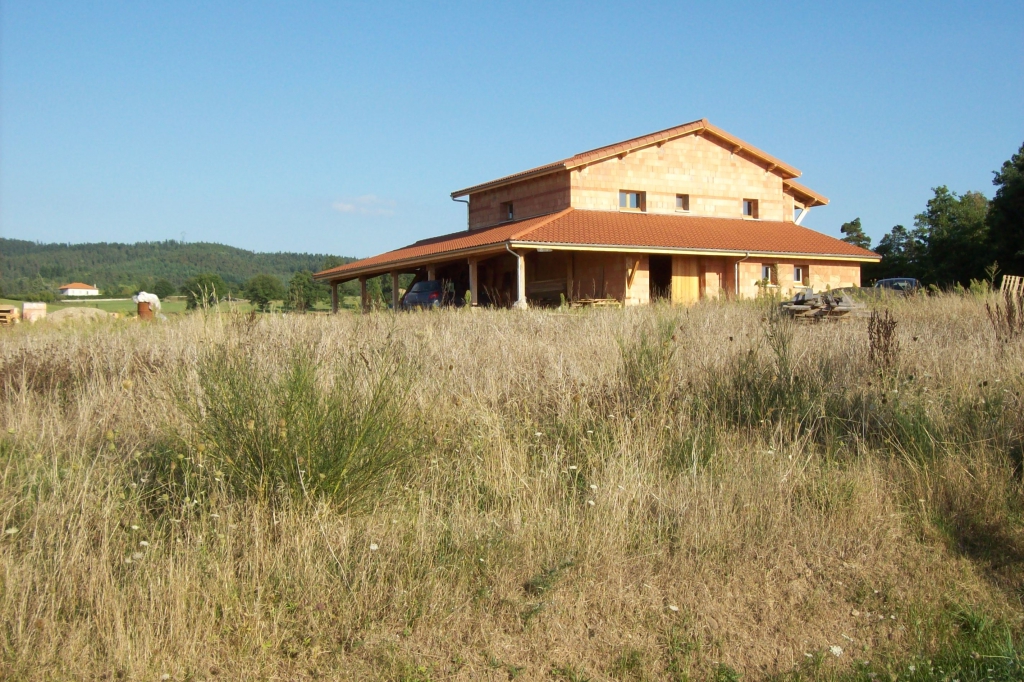 Visite d&#039;une maison en briques monomur à CHASSAGNES