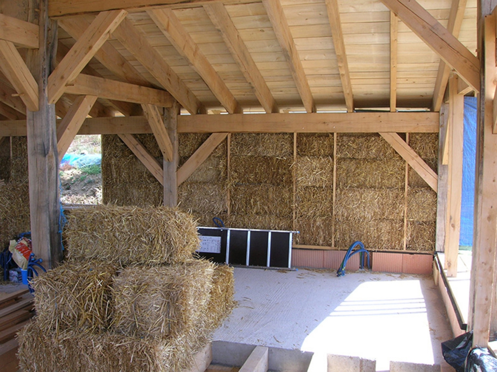 Maison en ossature bois et bottes de paille à Mazeyrat d&#039;Allier