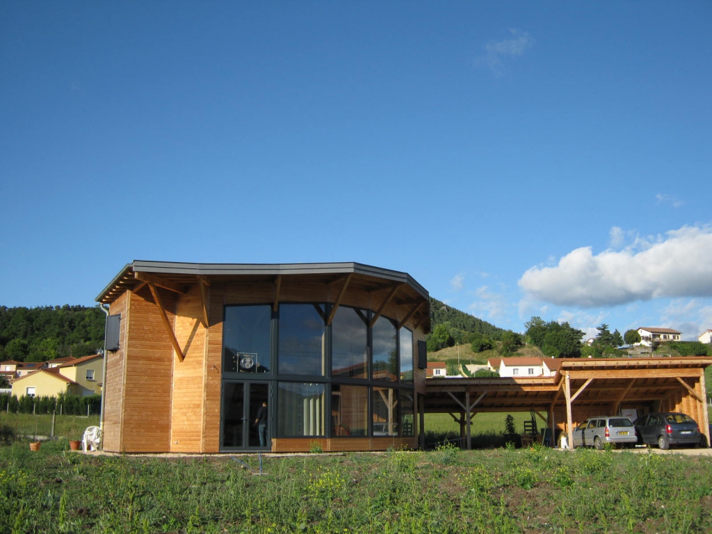 Vue d’ensemble de la maison à ossature bois à Coubon