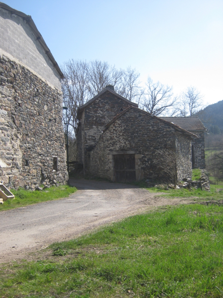 dans le hameau de Rougeac