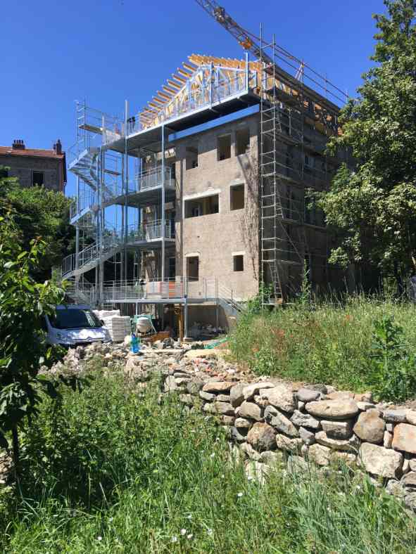 Façade Est avec le nouvel escalier métallique et la terrasse privée