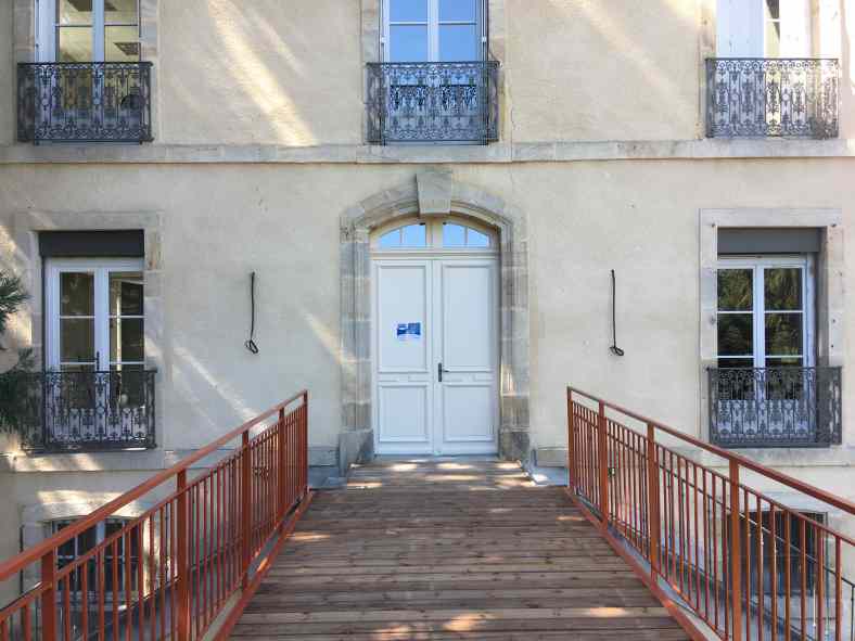 Une grande terrasse suspendue au-dessus du parc prolonge la salle de conférence et de spectacles
