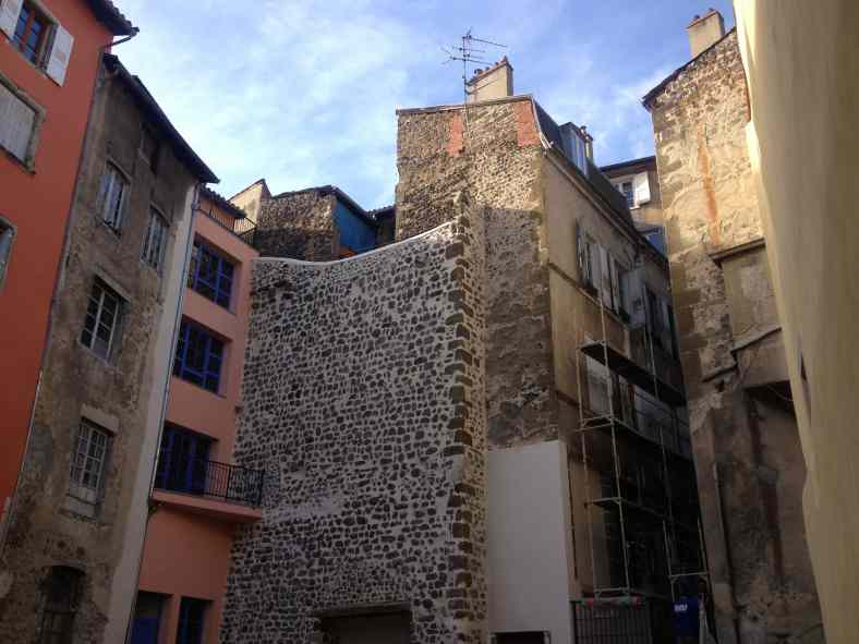 "l'immeuble des 3 horloges" au Puy-en-Velay