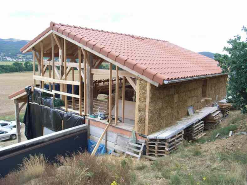 Maison en bois et paille à Mazeyrat d'Allier