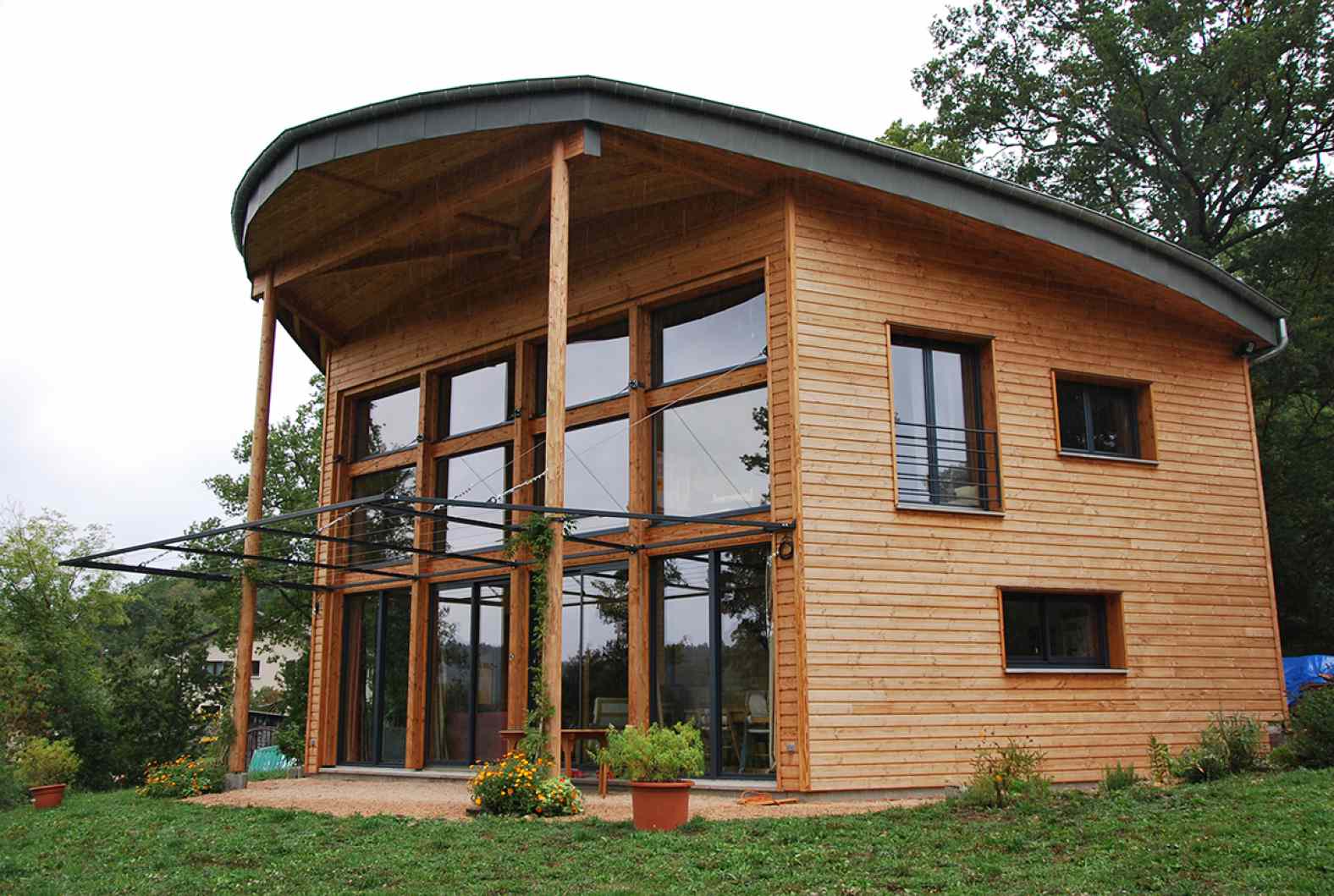 Maison à poteaux poutres bois et paille à Saint Etienne Lardeyrol