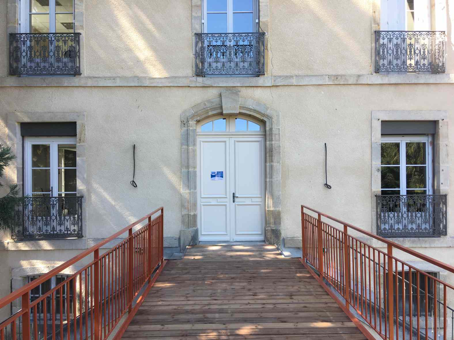 Une grande terrasse suspendue au-dessus du parc prolonge la salle de conférence et de spectacles