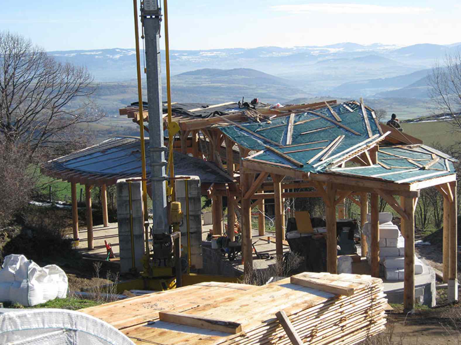 Maison courbe en poteaux-poutres et bottes de paille - Chantier participatif