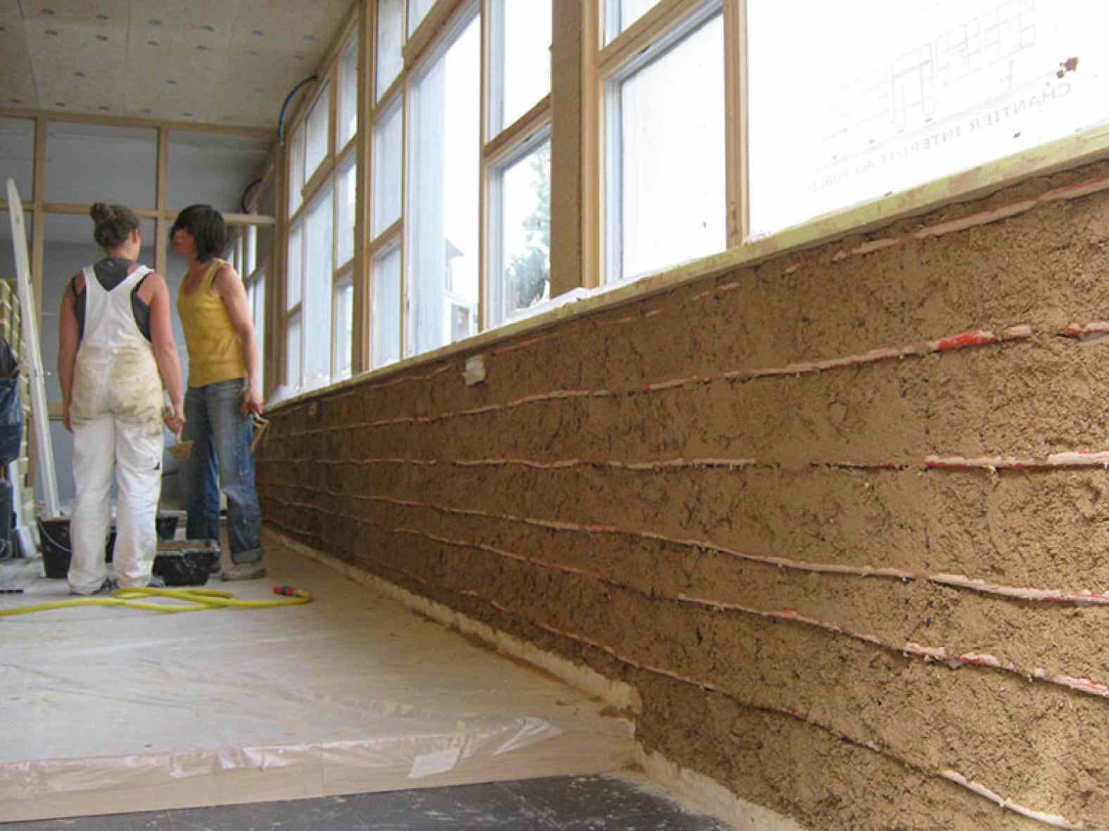 Mur chauffant en terre crue - Eco-rénovation de bureaux