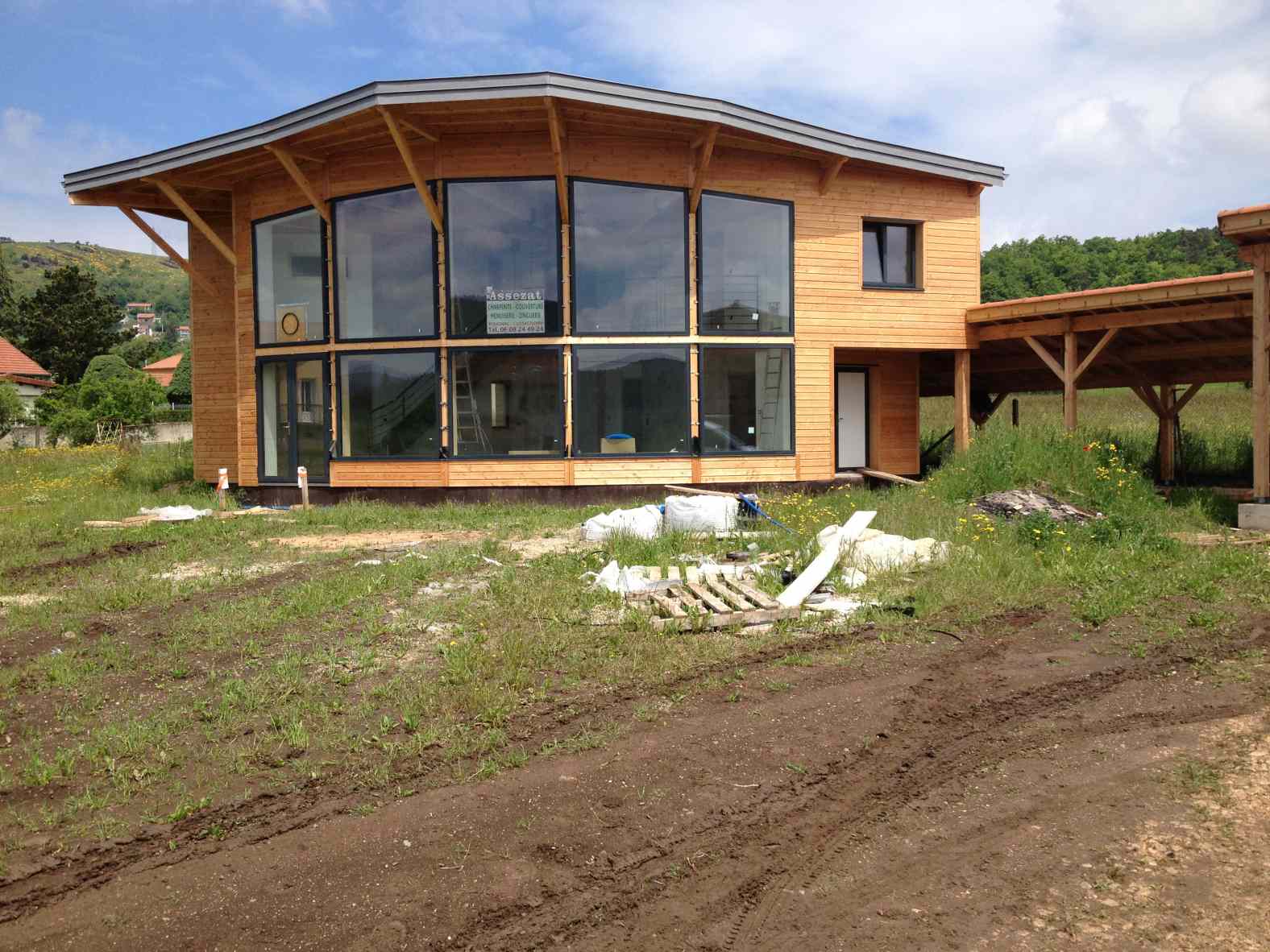 Maison bioclimatique en ossature bois et toiture zinc à Coubon