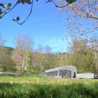 L'architecture est implantée pour se fondre dans le site du Meygal