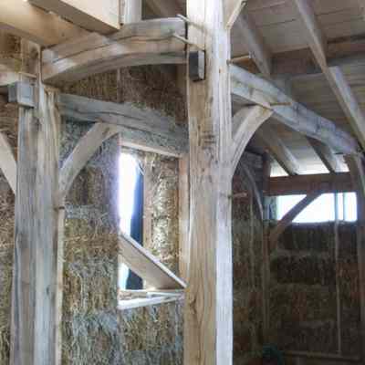 Chantier en ossature bois et bottes de paille à Mazeyrat d'Allier