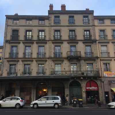 Vue de la façade l'immeuble place du Treuil